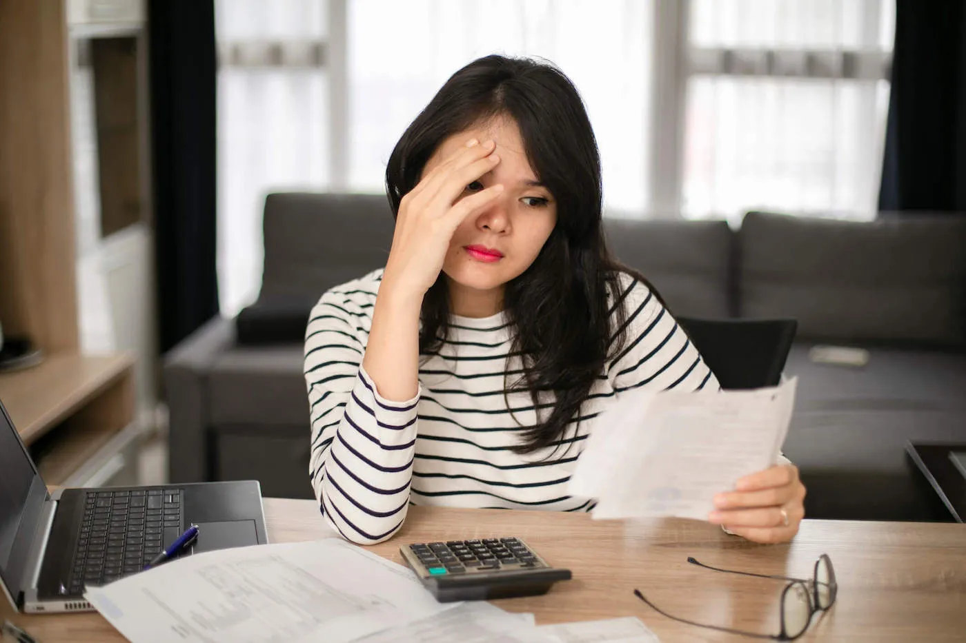 Asian woman prepare her personal finances following divorce.