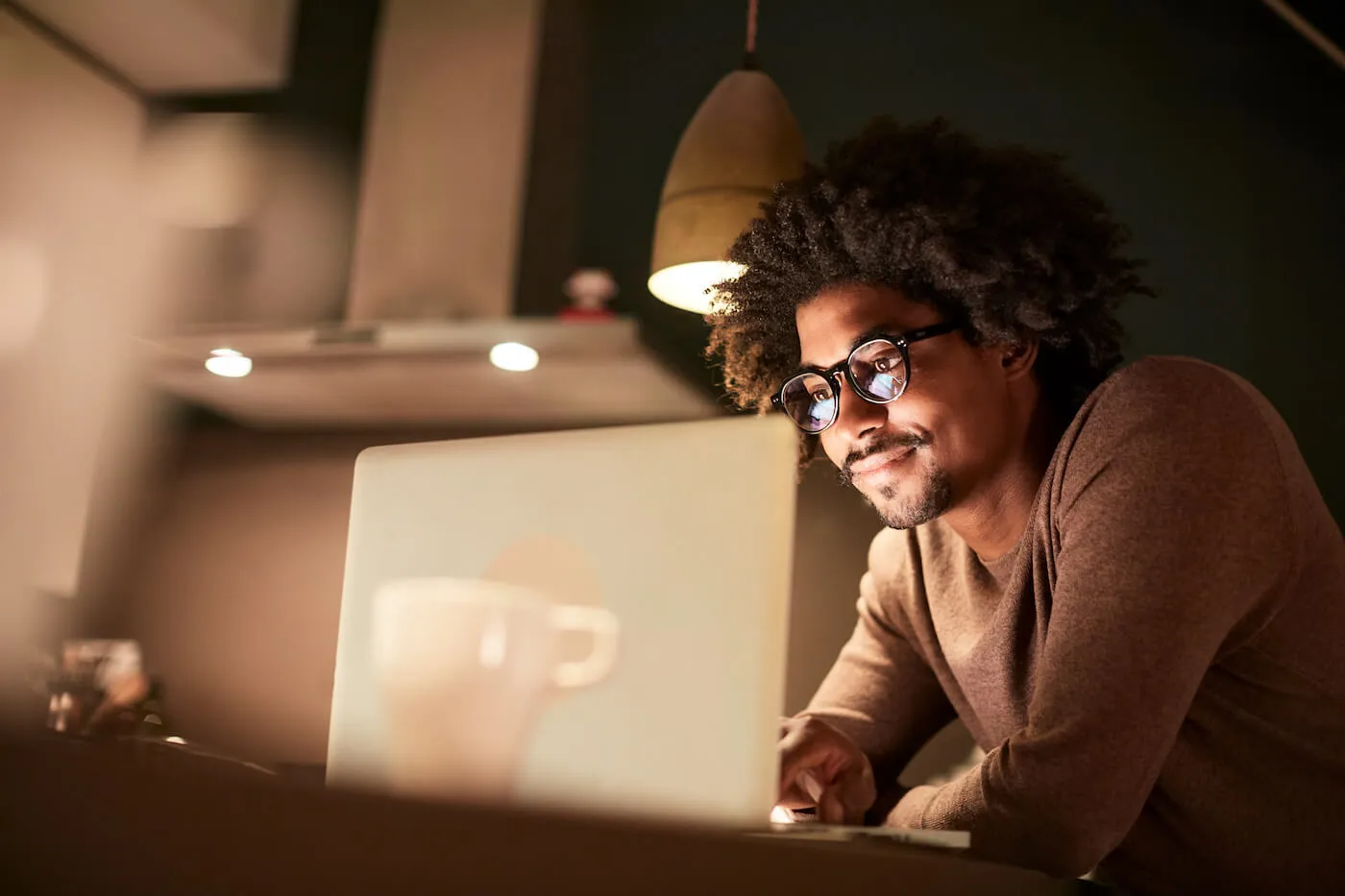 man sitting with a laptop investing in hedge funds