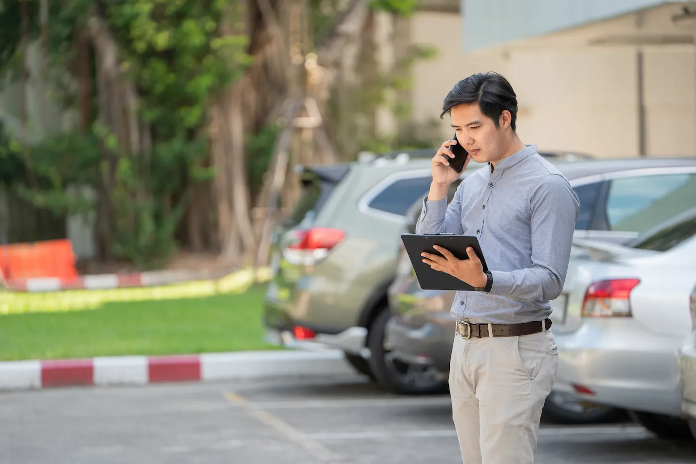 Car insurance worker on the phone