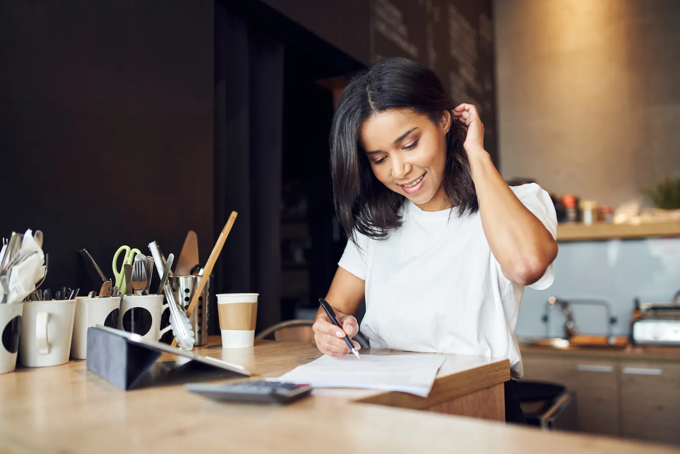 Woman choosing the best checking account