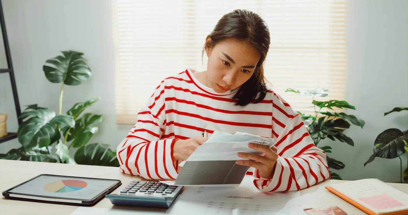 Woman calculating the necessary size of her emergency fund