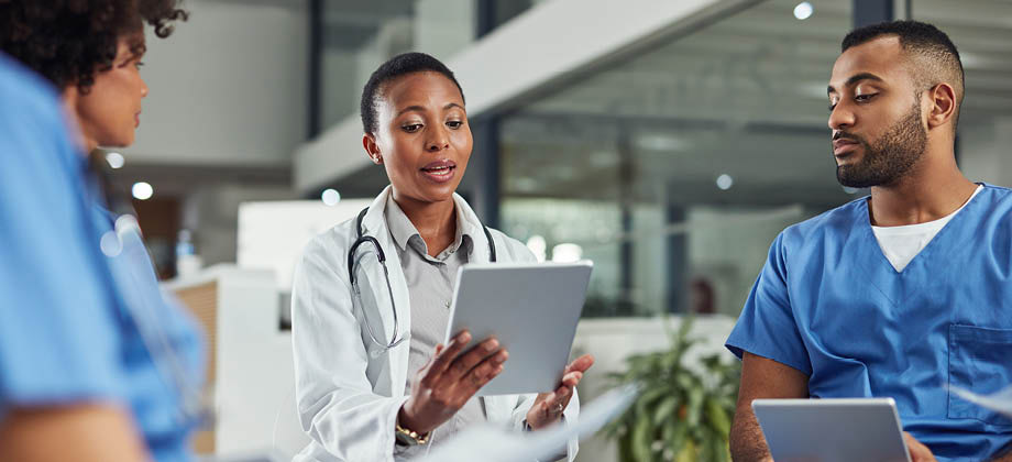 doctor chatting with nurses about patient